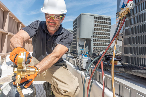 Best HVAC Installation Services Company in Bal Harbour FL - A picture of HVAC technician doing HVAC installation in Bal Harbour FL