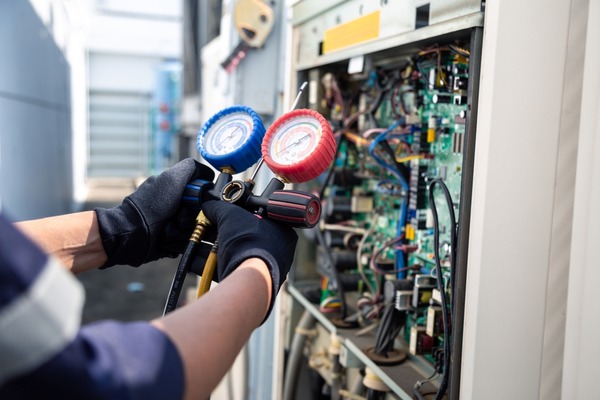 Best HVAC replacement services company in Coral Springs FL - A picture of Filterbuy HVAC technician doing an HVAC replacement service in Coral Springs FL