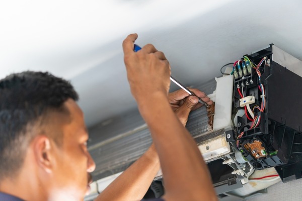 Best HVAC installation services company in Dania Beach FL - A picture of Filterbuy HVAC technician doing an HVAC installation service in Dania Beach FL