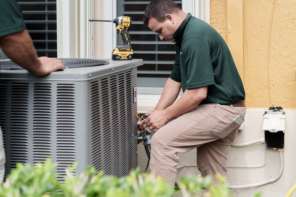 Best HVAC installation services company in Pinecrest FL - A picture of Filterbuy HVAC technician doing an HVAC installation service in West Pinecrest FL