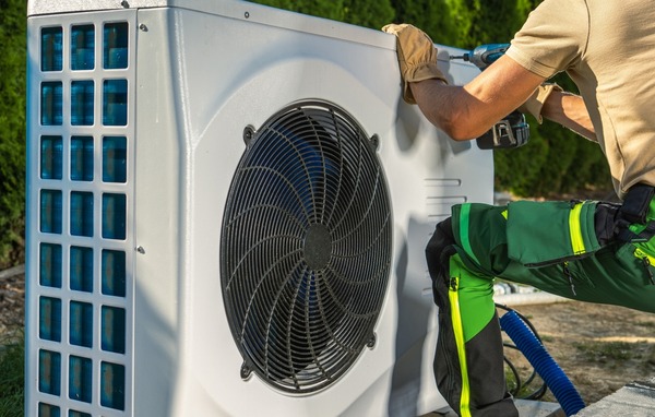 Best HVAC replacement services company in Port St Lucie FL - A picture of Filterbuy HVAC technician doing an HVAC replacement service in Port St Lucie FL